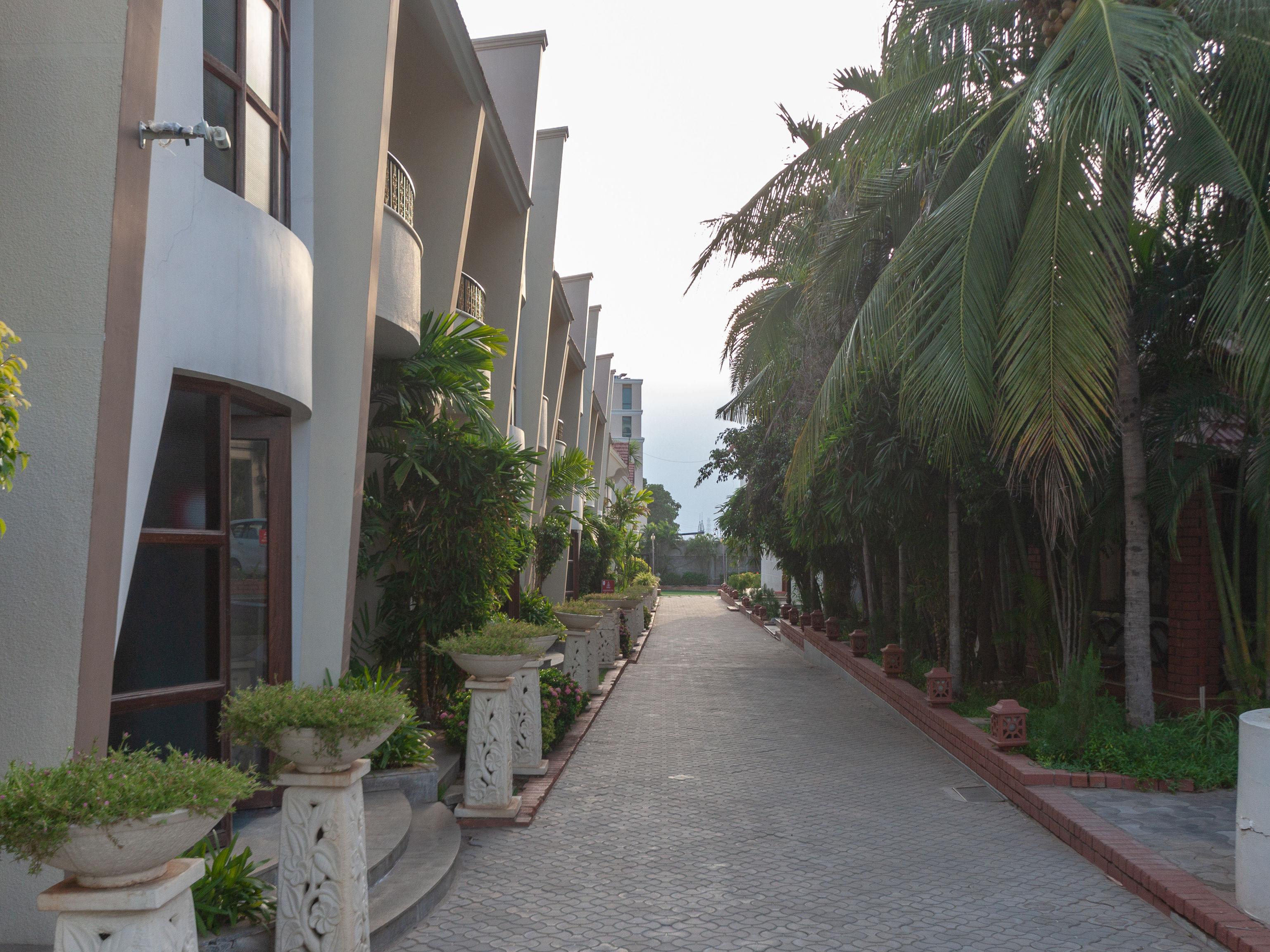 Capital O 6229 Ilara Hotels And Resorts Siruseri Экстерьер фото
